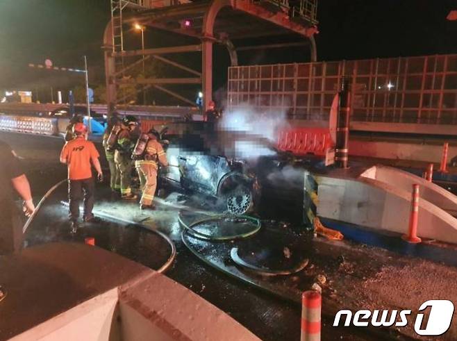 지난 6월4일 오후 11시쯤 부산 강서구 봉림동 남해고속도로 제2지선 서부산톨게이트에서 발생한 전기차 충돌 사고 현장.(부산경찰청 제공)