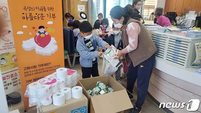 9일 곡성유치원생 22명이 우유팩과 건건지 등을 모아 재활용품 수거에 동참했다(곡성군 제공)2022.11.9/뉴스1