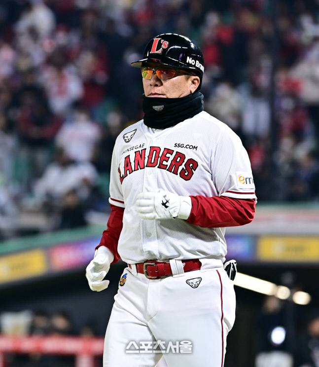 SSG 전형도 코치는 팀 통합우승에 힘을 보탠 뒤 NC 수석코치로 이적한다. 최승섭기자 thunder@sportsseoul.com