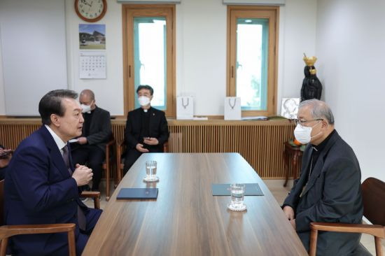 윤석열 대통령이 9일 서울 종로구 가톨릭대학교 주교관에서 염수정 추기경과 환담하고 있다. [이미지출처=연합뉴스]