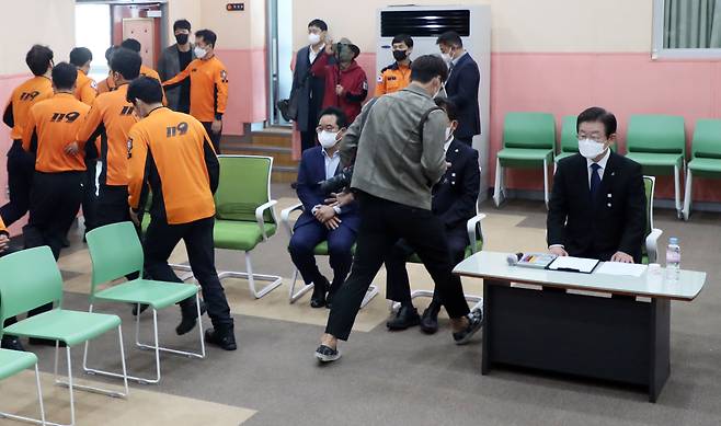 9일 오전 서울 용산소방서에서 소방대원들이 이재명 더불어민주당 대표와 간담회 중 출동 지령을 받고 강당을 빠져나가고 있다. /뉴스1