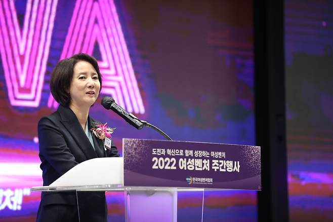 이영 중소벤처기업부 장관이 9일 서울 여의도 중소기업중앙회 KBIZ홀에서 열린 '2022 여성벤처주간' 개막식에서 축사하고 있다. /중기부