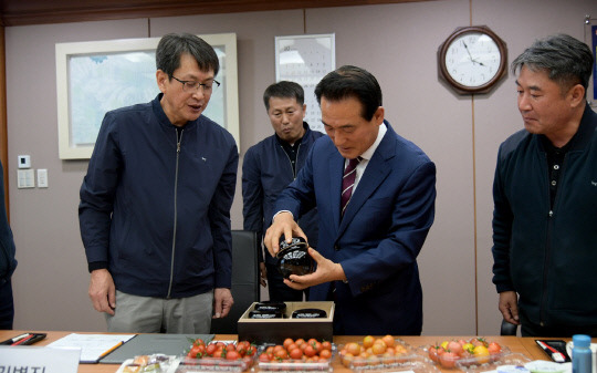 (주)에치와이 본사를 방문한 백성현 논산시장 사진=논산시 제공