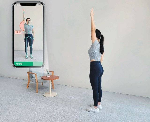 스마트폰 앱을 작동시켜 디지털치료제를 활용하고 있는 가상 화면. 환자는 근골격계질환 재활운동 솔루션(앱)을 통해 전문의가 직접 처방한 재활운동 치료를 일상에서 수행한다. 의료진은 해당 데이터를 모니터링해 경과를 확인한 후 적합한 치료를 처방한다. 에버엑스 제공