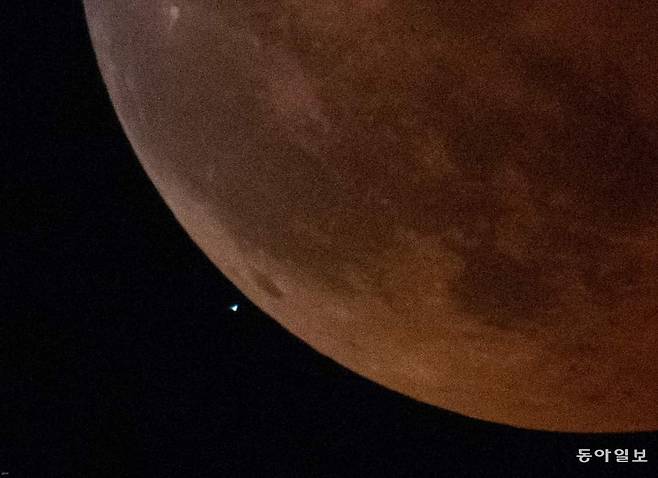 개기월식 도중 달이 천왕성을 가리는 천왕성 엄폐가 진행되기 직전에 있다. 김연수 사진작가 제공