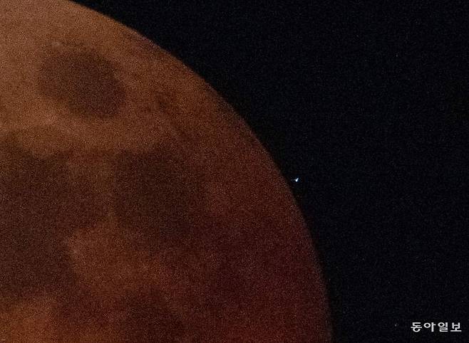 천왕성이 개기월식 도중 달에 가리는 ‘천왕성 엄폐’가 끝나고 다시 보이고 있다. 김연수 사진작가 제공