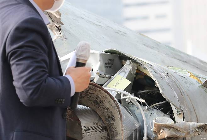 북한이 지난 2일 강원 원산에서 발사해 분단 후 처음으로 동해 북방한계선(NLL) 이남으로 떨어진 미사일 잔해를 9일 오전 서울 용산 국방부 청사에서 공개하고 있다. 사진공동취재단