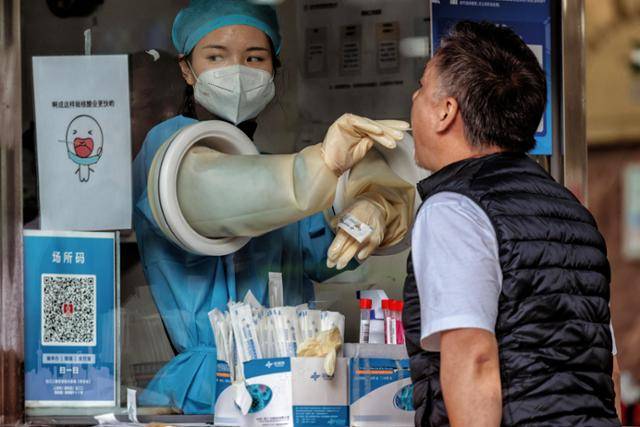 10월 12일 한 중국인 남성이 코로나 봉쇄 조치가 내려진 상하이에서 코로나 검사를 받고 있다. 상하이=EPA 연합뉴스