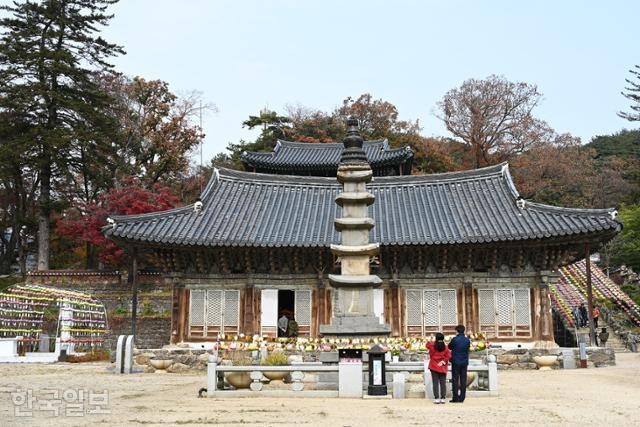 앞뒤로 자리 잡은 마곡사 대광보전과 대웅보전이 한 건물처럼 보인다.