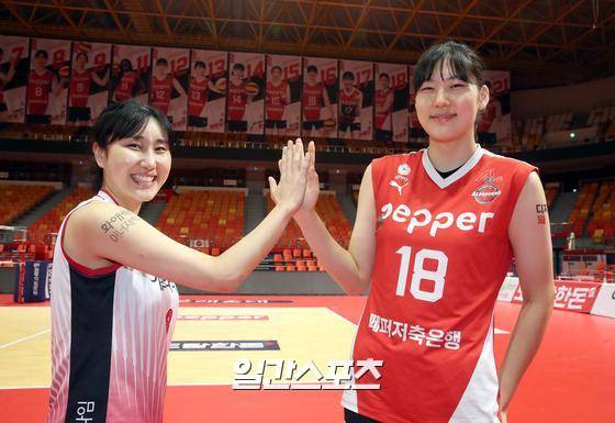 염혜선과 염어르헝은 배구로 맺은 가족이다. 국가대표 출신 '언니' 염혜선(왼쪽)과 몽골 출신 '동생' 염어르헝이 지난 6일 KGC인삼공사-페퍼저축은행전 종료 후 손바닥을 맞대고 있다. 광주=정시종 기자