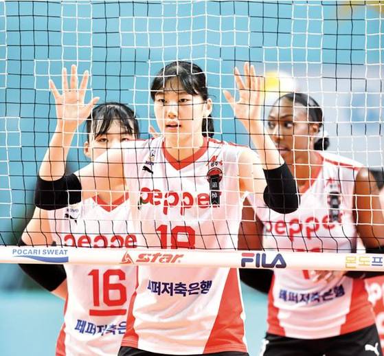 염어르헝이 2일 열린 GS칼텍스전에서 블로킹을 위해 자리를 잡고 있다. 사진=KOVO