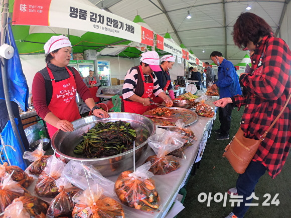 지난해 미남축제에서 김치체험장과 판매장을 운영하고 있다. [사진=전형대기자]