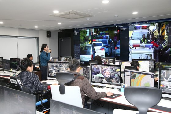 교차로 등에 설치된 공공 CCTV는 경찰관이 파견된 구청 관제 센터에서 상시 감시한다. 사진은 관내 설치 된 1764개 CCTV를 24시간 모니터링하는 마포구청 관제센터. [사진 마포구]