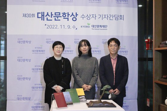 제30회 대산문학상 수상자들. 왼쪽부터 시 부문 수상자 나희덕 시인, 소설부문 수상자 한강, 평론부문 수상자 한기욱 평론가. 사진 대산문화재단