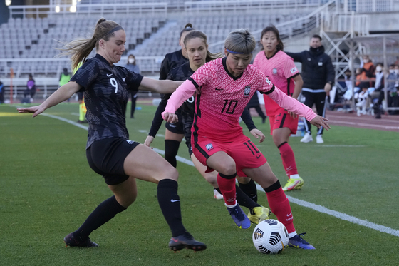 Korea's Ji So-yun fights for the ball against New Zealand's Gabi Rennie during a women's friendly match at Goyang Stadium in Goyang, Gyeonggi, on Nov. 27, 2021.  [AP/YONHAP]