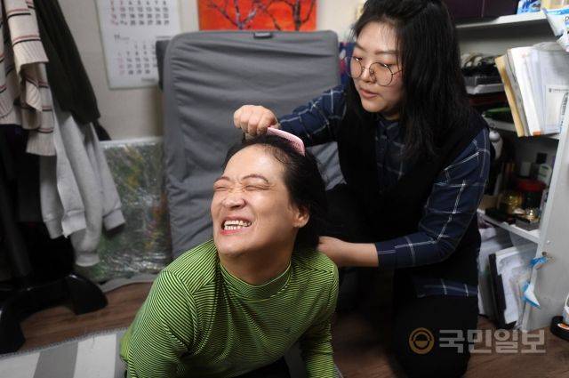 이윤정작가가 지난달 31일 작업실에서 외출 준비를 하고 있다.