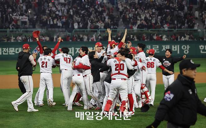 8일 인천 SSG 랜더스필드에서 열린 2022 프로야구 KBO리그 한국시리즈 6차전 경기에서 키움을 꺾고 우승을 차지한 SSG 선수들이 그라운드에서 승리를 자축하고 있다. 2022.11.8[이충우기자]