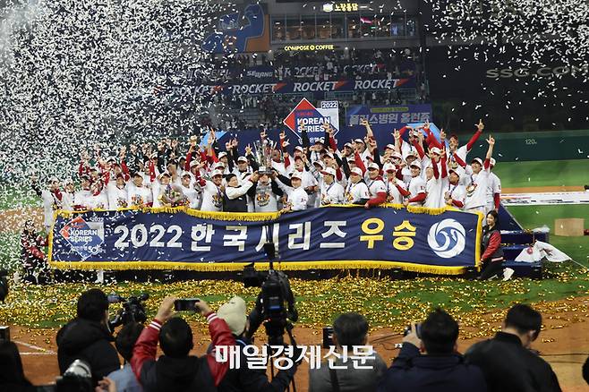 8일 인천 SSG 랜더스필드에서 열린 2022 프로야구 KBO리그 한국시리즈 6차전 경기에서 키움을 꺾고 우승을 차지한 SSG 정용진 구단주를 비롯한 선수단이 환호하고 있다. 2022.11.8[이충우기자]