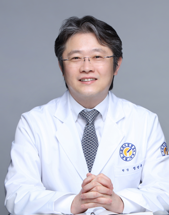 연세사랑병원 어깨상지센터 정성훈 원장이 골프엘보 치료에 대해 설명하고 있다.