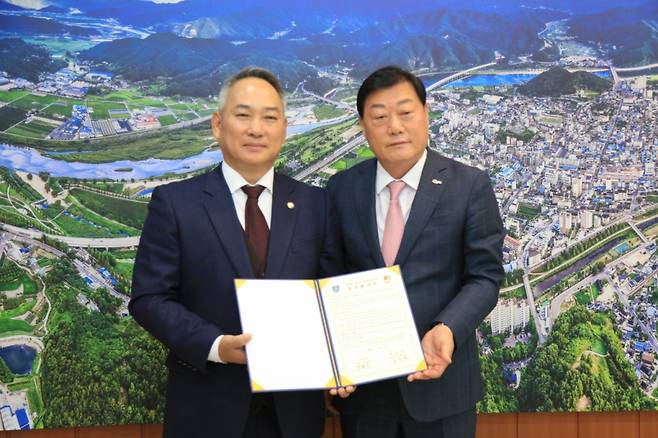 이종수 무학 사장(왼쪽)과 김윤철 합천군수가 상생발전 업무협약을 하고 있다./사진제공=무학