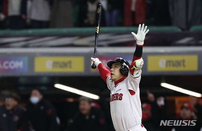 [인천=뉴시스] 김금보 기자 = 7일 인천 SSG랜더스필드에서 열린 2022 KBO 한국시리즈 5차전 키움 히어로즈와 SSG 랜더스의 경기, 9회말 무사 1,3루 SSG 김강민이 역전 끝내기 쓰리런 홈런을 치고 만세하고 있다. 2022.11.07. kgb@newsis.com