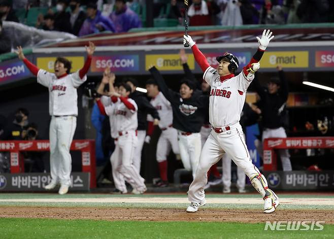 [인천=뉴시스] 김금보 기자 = 7일 인천 SSG랜더스필드에서 열린 2022 KBO 한국시리즈 5차전 키움 히어로즈와 SSG 랜더스의 경기, 9회말 무사 1,3루 SSG 김강민이 역전 끝내기 홈런을 치고 기뻐하고 있다. 2022.11.07. kgb@newsis.com