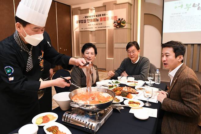 [안산=뉴시스] 어부밥상 품평회. (사진=안산시 제공) 2022.11.09. photo@newsis.com *재판매 및 DB 금지