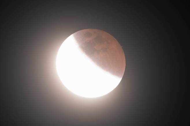 [서울=뉴시스] 11월 8일 밤 진행된 개기월식 부분식 진행 사진. (사진=전영범 한국천문연구원 책임연구원) 2022.11.9 *재판매 및 DB 금지