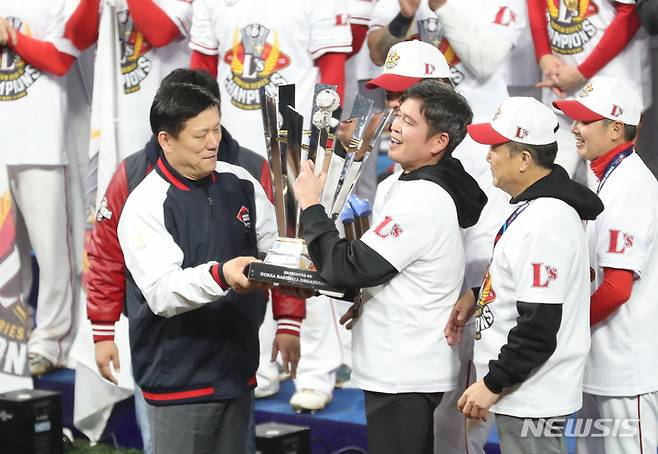 [인천=뉴시스] 김근수 기자 = 8일 인천 SSG랜더스필드에서 열린 2022 KBO 한국시리즈 6차전 키움 히어로즈와 SSG 랜더스의 경기 종료, SSG가 4대 3으로 승리, 한국시리즈 누적 스코어 4대2로 우승, 허구연 KBO 총재가 정용진 SSG 랜더스 구단주에게 우승 트로피를 전달하고 있다. 2022.11.08. ks@newsis.com