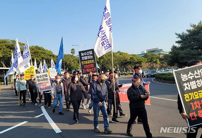 [제주=뉴시스] 오영재 기자 = 제주도 내 농어민들이 9일 오후 제주도청 앞에서 열린 'CPTTP 가입저지 범도민 결의대회'에서 정부의 전기요금 인상과 CPTPP가입 등을 반대하며 거리 행진을 하고 있다. oyj4343@newsis.com 2022.11.09.