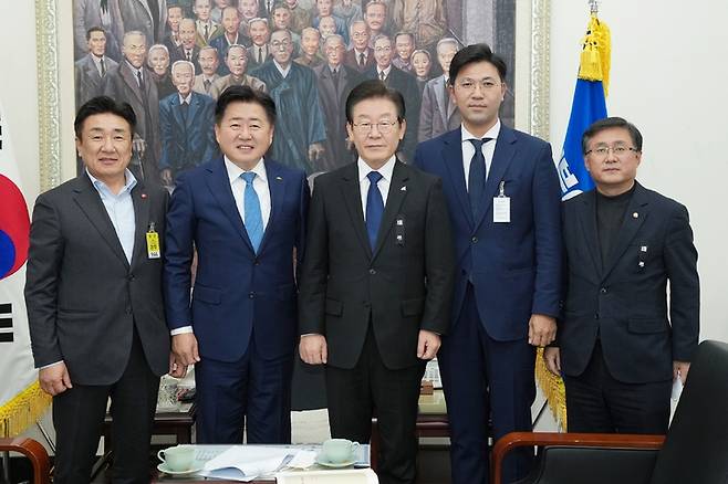 [제주=뉴시스] 9일 국회에서 만난 양경호(왼쪽부터) 제주도의회 예산결산특별위원회 위원장, 오영훈 제주도지사, 이재명 더불어민주당 대표, 현지홍 도의회 예산결산특별위원회 부위원장, 김성환 더불어민주당 정책위의장이 기념 촬영을 하고 있다. (사진=제주도 제공) 2022.11.09. photo@newsis.com *재판매 및 DB 금지