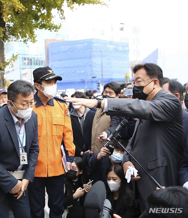 [서울=뉴시스] 국회사진기자단 = 정진석 국민의힘 비상대책위원장이 9일 서울 용산구 이태원 참사 현장에서 소방관계자의 브리핑을 듣고 있다. 2022.11.09. photo@newsis.com