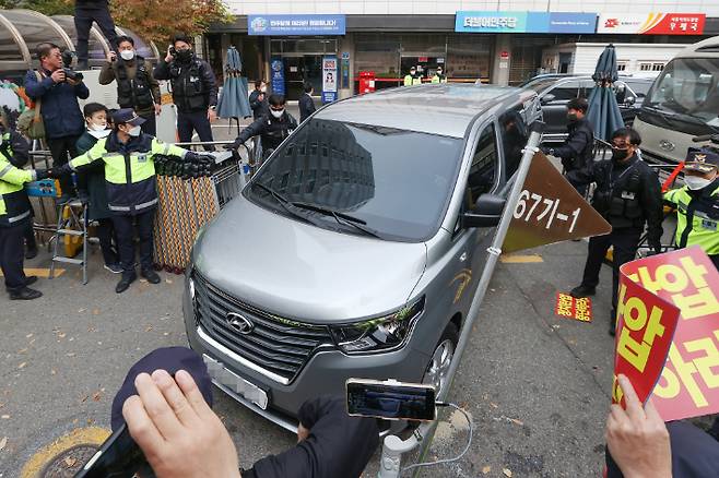 정진상 더불어민주당 당대표 정무조정실장의 사무실 압수수색에 들어간 검찰 관계자들이 9일 오후 서울 여의도 민주당 중앙당사에서 차량에 탑승한 뒤 나오고 있다. 연합뉴스