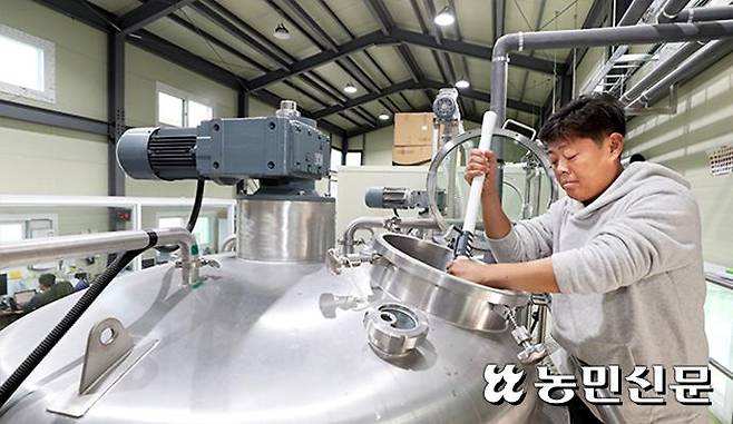 조준휘 공동대표가 경기 남양주에 있는 양조장에서 맥주의 맛과 향 등 술 상태를 확인하고 있다.