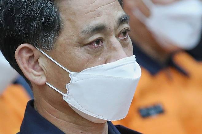 서울 용산소방서의 한 대원이 9일 오전 서울 용산구 용산소방서에서 열린 이재명 더불어민주당 대표와의 간담회 중 눈물을 흘리고 있다. 뉴시스