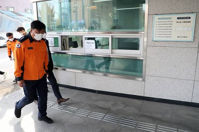 ‘소방의 날’인 9일 오전 서울 용산소방서에서 최성범 용산소방서장이 이재명 더불어민주당 당 대표와의 간담회를 마치고 청사로 발걸음을 옮기고 있다. 뉴스1