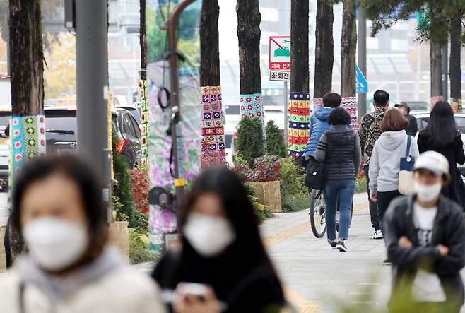 완연한 가을 날씨가 이어지고 있는 9일 서울 노원구 노원구청 앞 일대의 가로수에 털실로 만든 겨울 옷이 입혀져 있다.    뉴스1