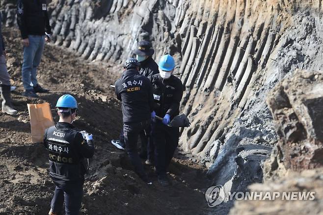 경찰, 봉화 광산붕괴사고 현장감식 (봉화=연합뉴스) 김현태 기자 = 지난 7일 오후 경북 봉화군 광산붕괴사고 현장에서 경찰 과학수사 관계자들이 광산붕괴사고 원인 규명을 위한 시료를 채취하고 있다. 지난달 26일 이 광산에서 난 붕괴사고로 고립됐던 광부 2명은 지난 4일 구조됐다. 2022.11.7 mtkht@yna.co.kr