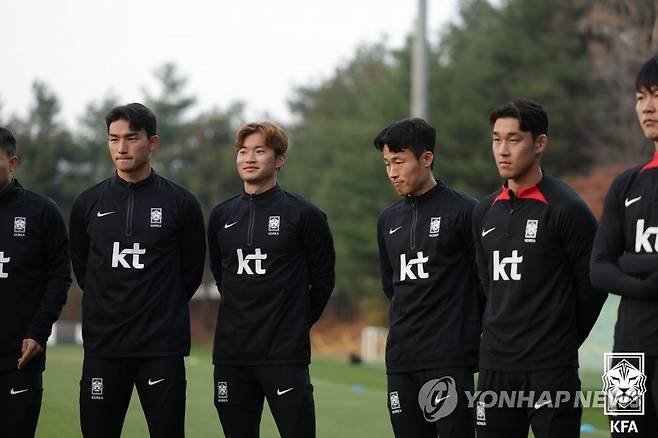 마지막 평가전 앞둔 축구대표팀 (서울=연합뉴스) 축구대표팀 선수들이 8일 경기도 파주 NFC(국가대표트레이닝센터)에서 소집 훈련 중 팀 미팅을 갖고 있다.
    벤투호는 오는 11일 오후 8시 경기도 화성종합경기타운 주경기장에서 아이슬란드와 마지막 평가전을 치른다. 2022.11.8 [대한축구협회 제공. 재판매 및 DB 금지] photo@yna.co.kr