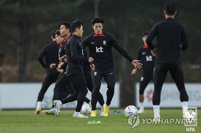 훈련도 실전처럼 (서울=연합뉴스) 축구대표팀 선수들이 8일 경기도 파주 NFC(국가대표트레이닝센터)에서 훈련을 하고 있다.
    벤투호는 오는 11일 오후 8시 경기도 화성종합경기타운 주경기장에서 아이슬란드와 마지막 평가전을 치른다. 2022.11.8 [대한축구협회 제공. 재판매 및 DB 금지] photo@yna.co.kr