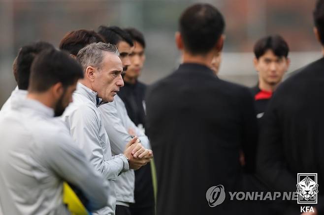 훈련 지도하는 벤투 감독 (서울=연합뉴스) 파울루 벤투 축구 국가대표팀 감독이 9일 파주 NFC(축구대표팀 트레이닝센터)에서 대표팀 소집훈련을 지도하고 있다. 2022.11.9 [대한축구협회 제공. 재판매 및 DB 금지] photo@yna.co.kr