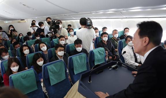 윤석열 대통령이 지난 7월 공군 1호기 기내에서 기자 간담회를 진행하는 모습. 사진=뉴스1