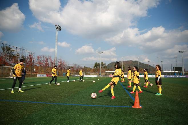 사진1. 축구교실을 방문해 재능기부를 펼치고 있는 스포츠토토여자축구단의 선수들과 유소녀 축구교실 어린이들이 함께 훈련을 진행하고 있다.