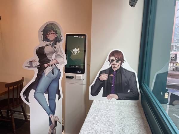 - 단골 손님 마크와 서빙 중인 에블린&nbsp;