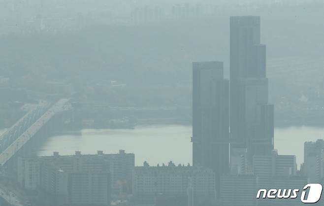 서울 도심 곳곳에서 미세먼지 농도가 높아지면서 보통 또는 나쁨을 나타낸 7일 서울 용산구 남산타워에서 바라본 서울 도심이 미세먼지로 인해 뿌옇게 보이고 있다. 2022.11.7/뉴스1 ⓒ News1 장수영 기자