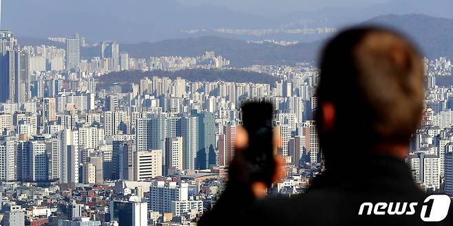 6일 서울 중구 남산에서 시내에 위치한 아파트 단지가 보이고 있다. 2022.11.6/뉴스1 ⓒ News1 장수영 기자