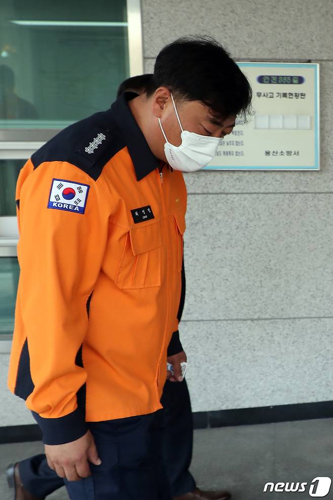 소방의 날인 9일 오전 서울 용산소방서에서 최성범 서장이 이재명 더불어민주당 대표와의 간담회를 마치고 고개를 숙인 채 청사로 발걸음을 옮기고 있다. ⓒ News1 황기선 기자