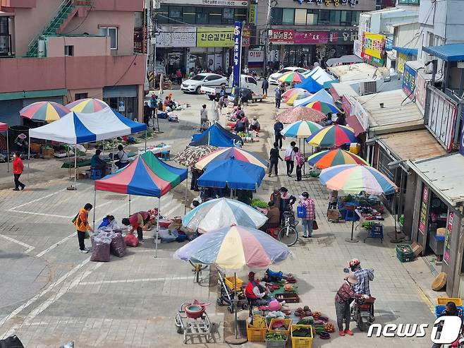 제11호 태풍 힌남노 직격탄을 맞았던 경북 포항시 남구 오천읍 전통시장이 20일 복구 작업을 마친 후 활기를 되찾고 있다.  2022.9.20/뉴스1 ⓒ News1 최창호 기자