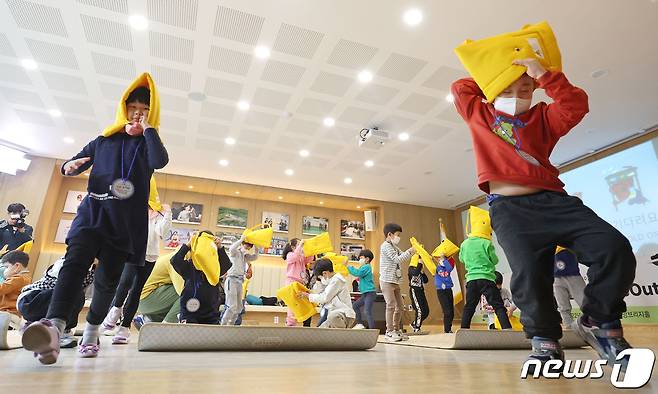 10일 오전 서울 마포구 희망브리지 전국재해구호협회에서 열린 '2022 쉐이크아웃(ShakeOut) 코리아' 지진대응훈련에서 유치원 원생들이 지진 대피 훈련을 하고 있다. (공동취재) 2022.11.10/뉴스1 ⓒ News1 송원영 기자