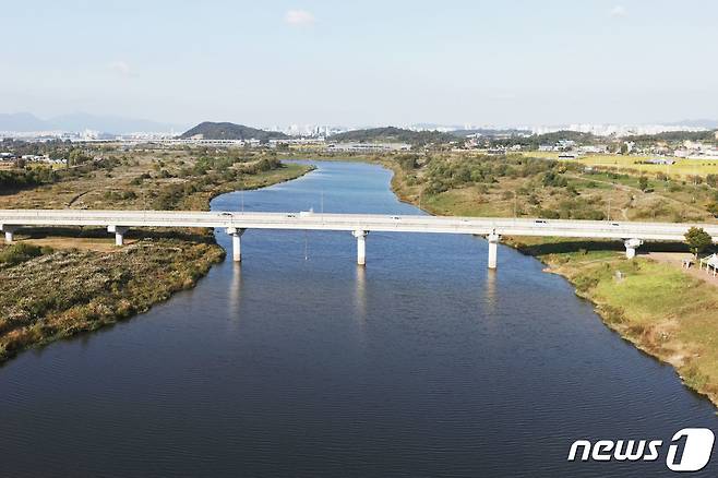 광주시가 ‘영산강·황룡강 권역 Y벨트’ 사업을 본격적으로 추진한다. 사진은 영산강 전경.(광주시 제공)2022.11.10/뉴스1